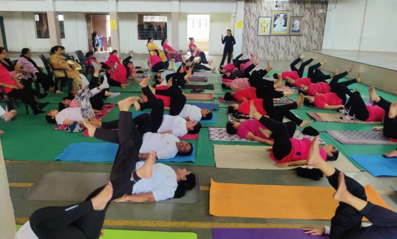 महाराष्ट्र योग शिक्षक संघाच्या योगवर्गाला उत्स्फूर्त प्रतिसाद: जिल्हाभरात ठिकठिकाणी योग दिन साजरा महाराष्ट्र योग शिक्षक संघाच्या योगवर्गाला उत्स्फूर्त प्रतिसाद: जिल्हाभरात ठिकठिकाणी योग दिन साजरा