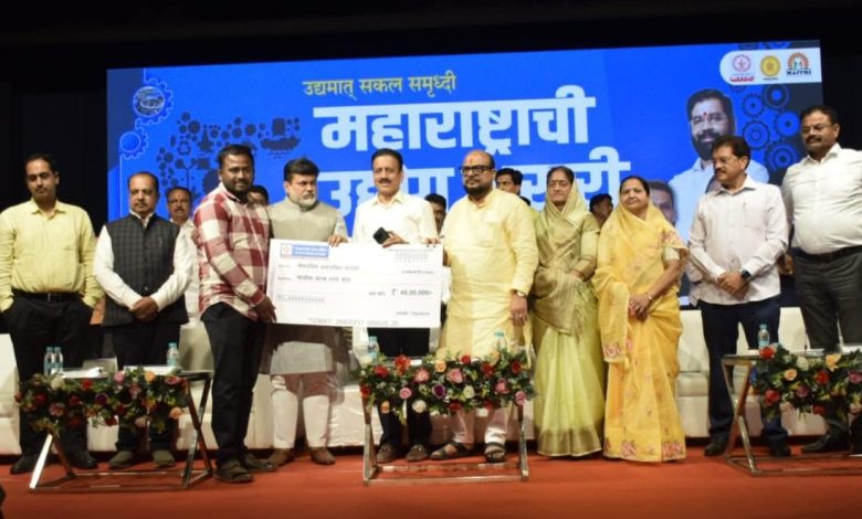 जळगाव एमआयडीसीला डी प्लस दर्जा देणार ; उद्योग भवनसाठी 23 कोटी तर ट्रक टर्मिनन्ससाठी 13 कोटी मंजूर जळगाव एमआयडीसीला डी प्लस दर्जा देणार ; उद्योग भवनसाठी 23 कोटी तर ट्रक टर्मिनन्ससाठी 13 कोटी मंजूर