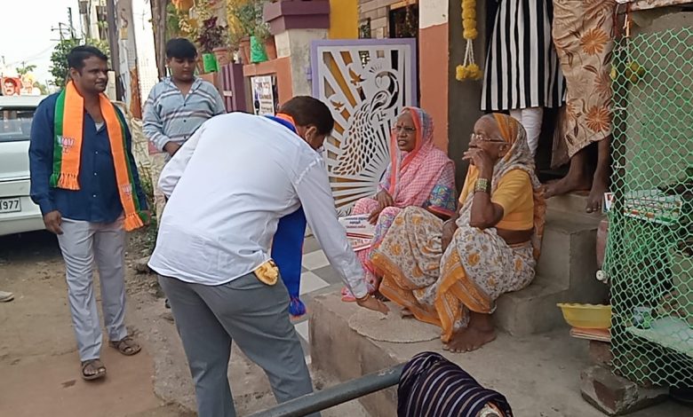 लाडक्या बहिणींनी आ. भोळे यांना ओवाळून विजयासाठी दिल्या सदिच्छा