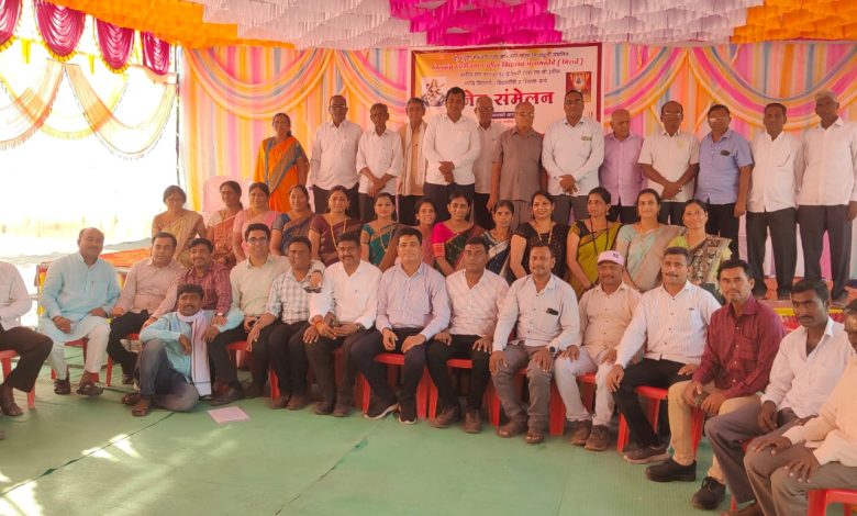 संमेलन पळासखेडेत २६ वर्षांनी शिक्षक माजी विद्यार्थी आले एकत्र पाटील विद्यालयात मेळावा संमेलन पळासखेडेत २६ वर्षांनी शिक्षक माजी विद्यार्थी आले एकत्र पाटील विद्यालयात मेळावा