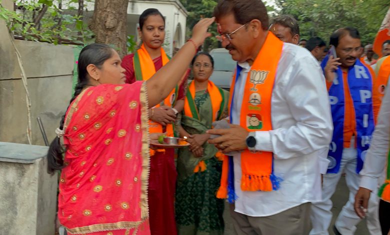 लाडक्या भाचींचा हट्ट पुरविताना राजूमामांची दमछाक, प्रचारात घेतला वेग लाडक्या भाचींचा हट्ट पुरविताना राजूमामांची दमछाक, प्रचारात घेतला वेग