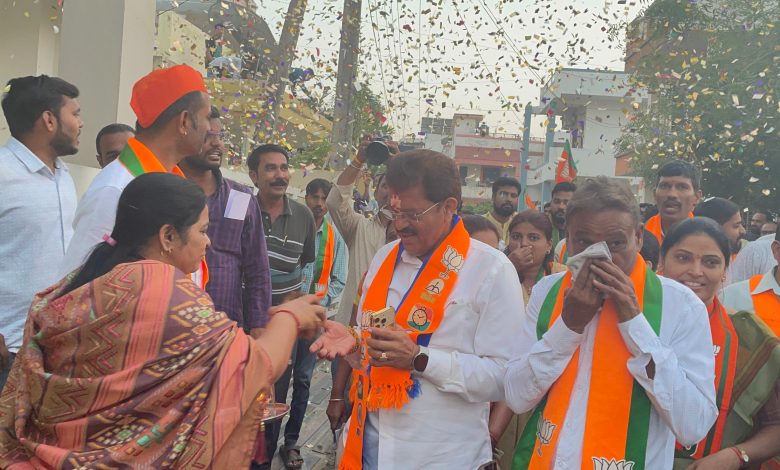 चाहत्यांचे निस्सीम प्रेम, आ. राजूमामांना चक्क जेसीबीने घातला भव्य पुष्पहार अन् केली पुष्पवृष्टी..!निवृत्ती, मुक्ताई, बी.जे. नगरात ओसंडून प्रेमवर्षाव, उत्स्फूर्त स्वागतासाठी लागली रीघ